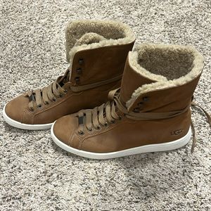 UGG women’s lace up Sherpa lined boot shoe